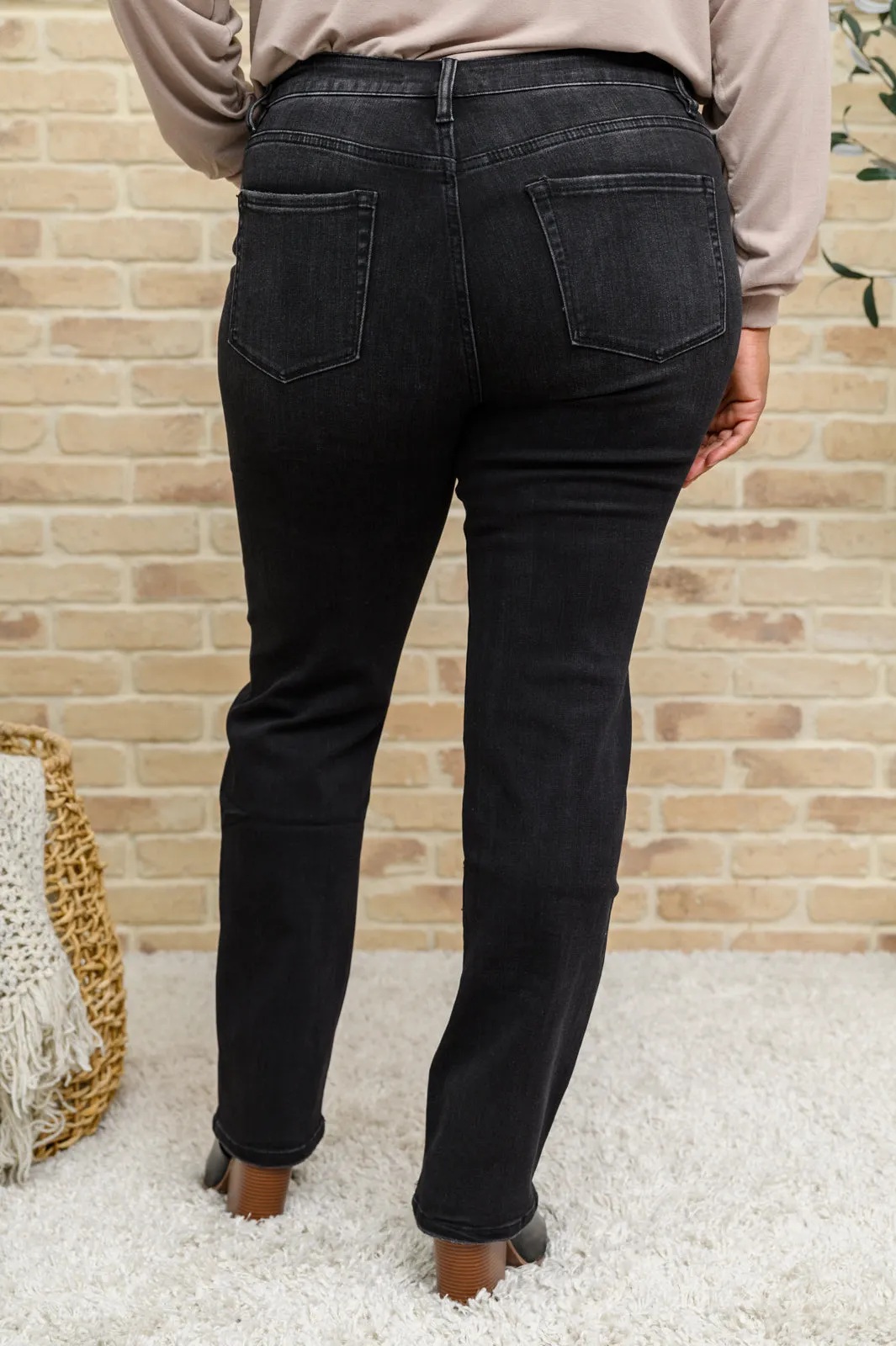 Kortney Mid Rise Straight Leg Jeans In Washed Black AVE30