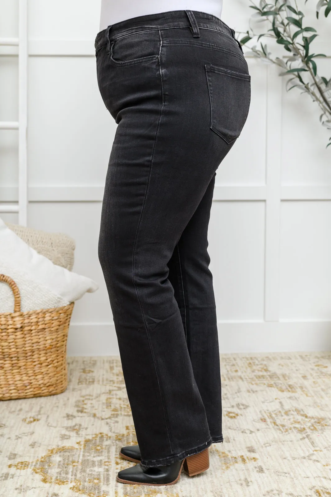 Kortney Mid Rise Straight Leg Jeans In Washed Black AVE30